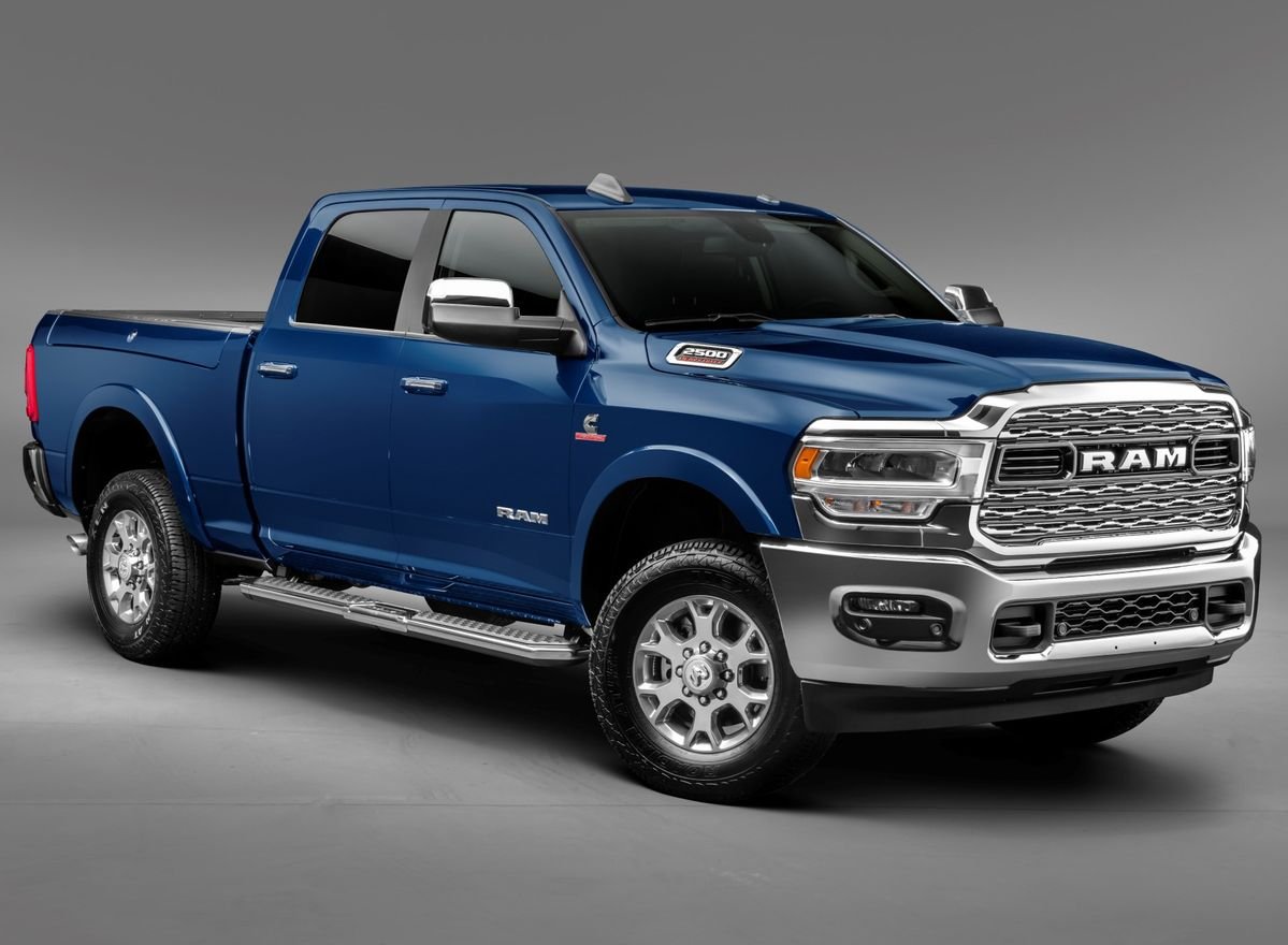 RAM Laramie 2500 azul, vista de frente e de lado, com grade cromada